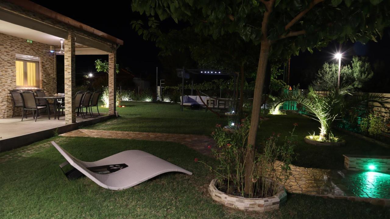 Costa Petra - Luxury Seaside Cottage With Garden - Vacation House For Families In Greece Nea Mesagkala Exterior photo